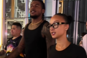 全网热议！杰伦·格林街头漫步，与女友甜蜜牵手引热议