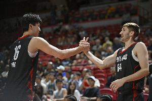 强强对话悬念揭晓！悉尼国王安德鲁·卡尔与杨瀚森对决火花四溅