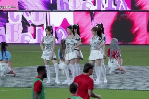 韩国特色！女团中场表演节目，旁边训练的球员会心一笑