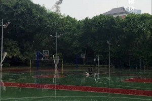老肩巨滑！这哥们在下雨天 背着地直接横滑过3个篮球场