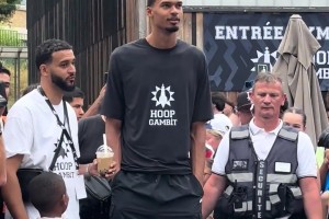 太显眼了 文班出席HOOP GAMBIT活动第二天！