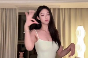 女篮卓识这颜值这腰臀比太顶了！身材比例绝了，直接出道吧！
