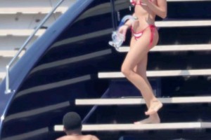 羡慕姆总！姆巴佩携女友游艇甜蜜度假，嬉笑打闹不慎落水！