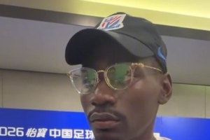 全网热议！阿苏埃带伤作战，申花球迷为这表现狂呼