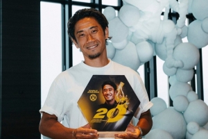 即将与多特进行友谊赛，大阪樱花中场球员香川真司获赠前东家纪念品